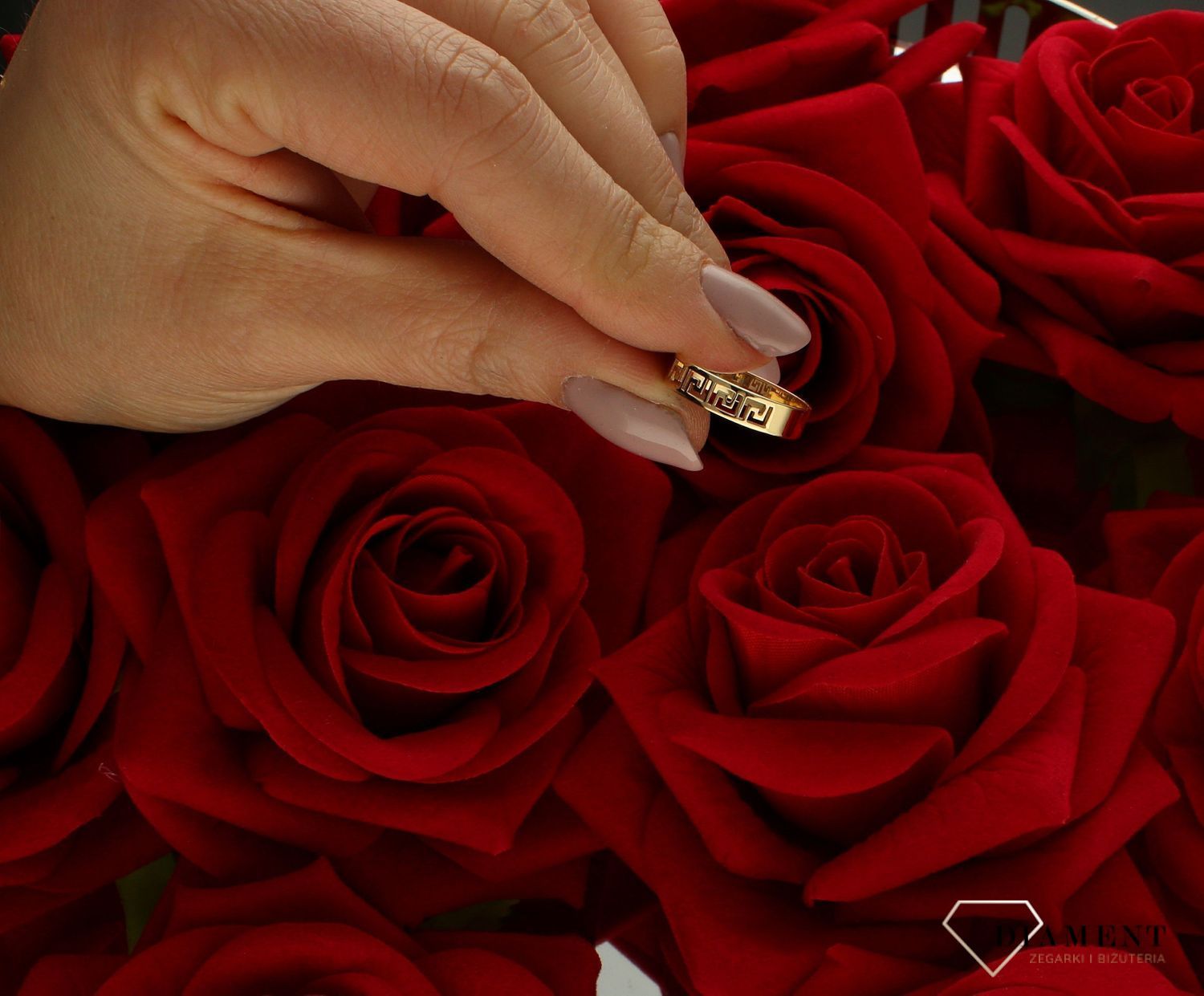 Złoty pierścionek 585 obrączka wzór grecki rozmiar 10 PI 4554 to złoty damski pierścionek wykonany z wysokiej próby złota 585. Idealna obrączka ze wzorem greckim nadaje pierścionkowi nowoczesnego wyglądu (4).jpg